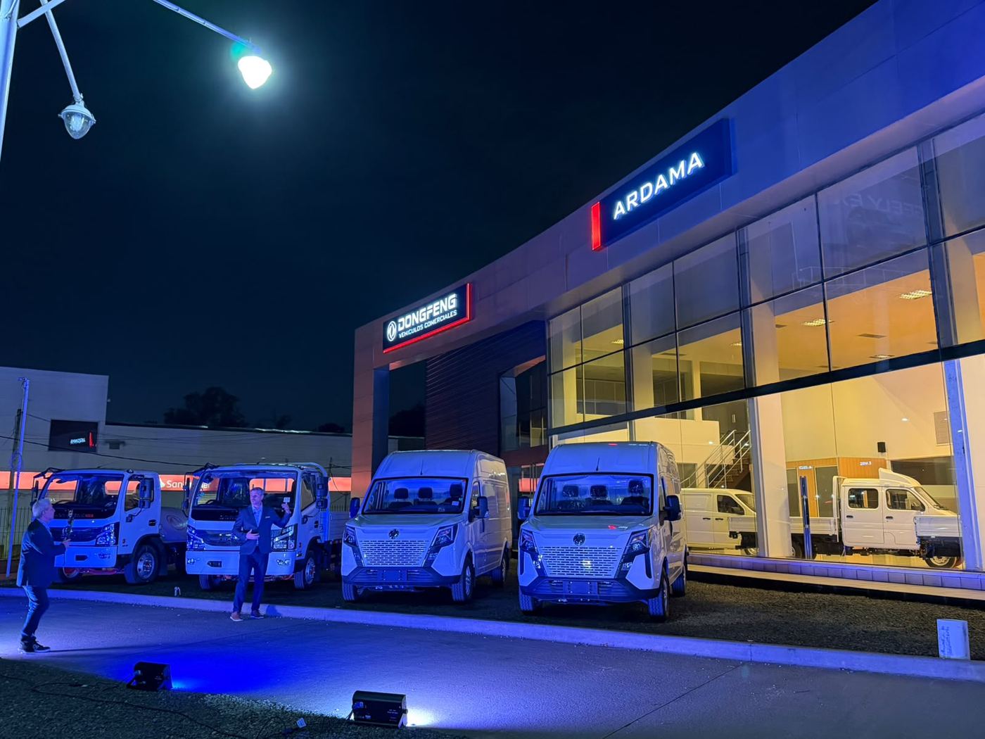 Fachada de un concesionario DONGFENG, iluminada la noche de lanzamiento de unidades