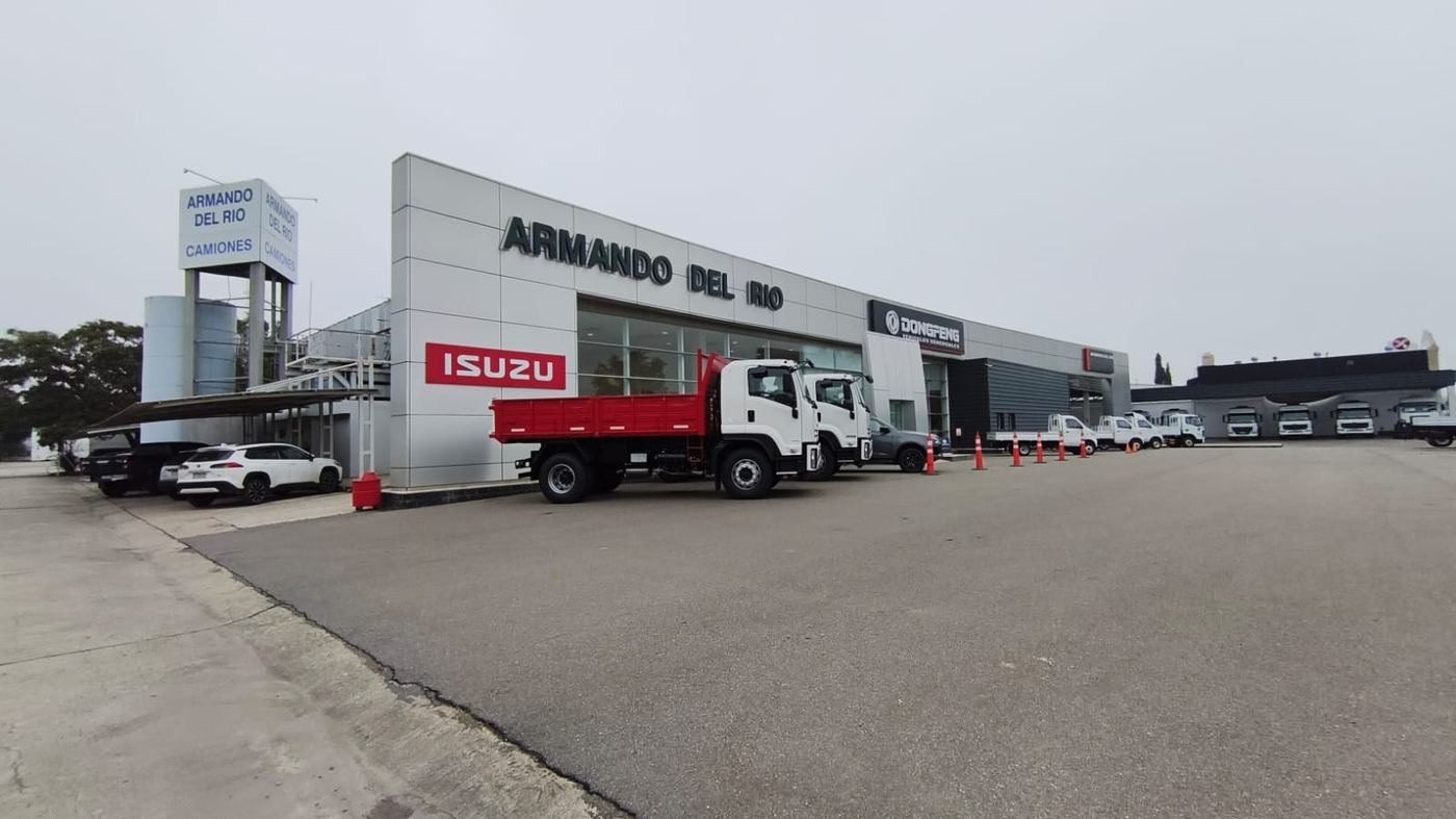 Fachada de un concesionario DONGFENG en Córdoba, con flota de camiones exhibida
