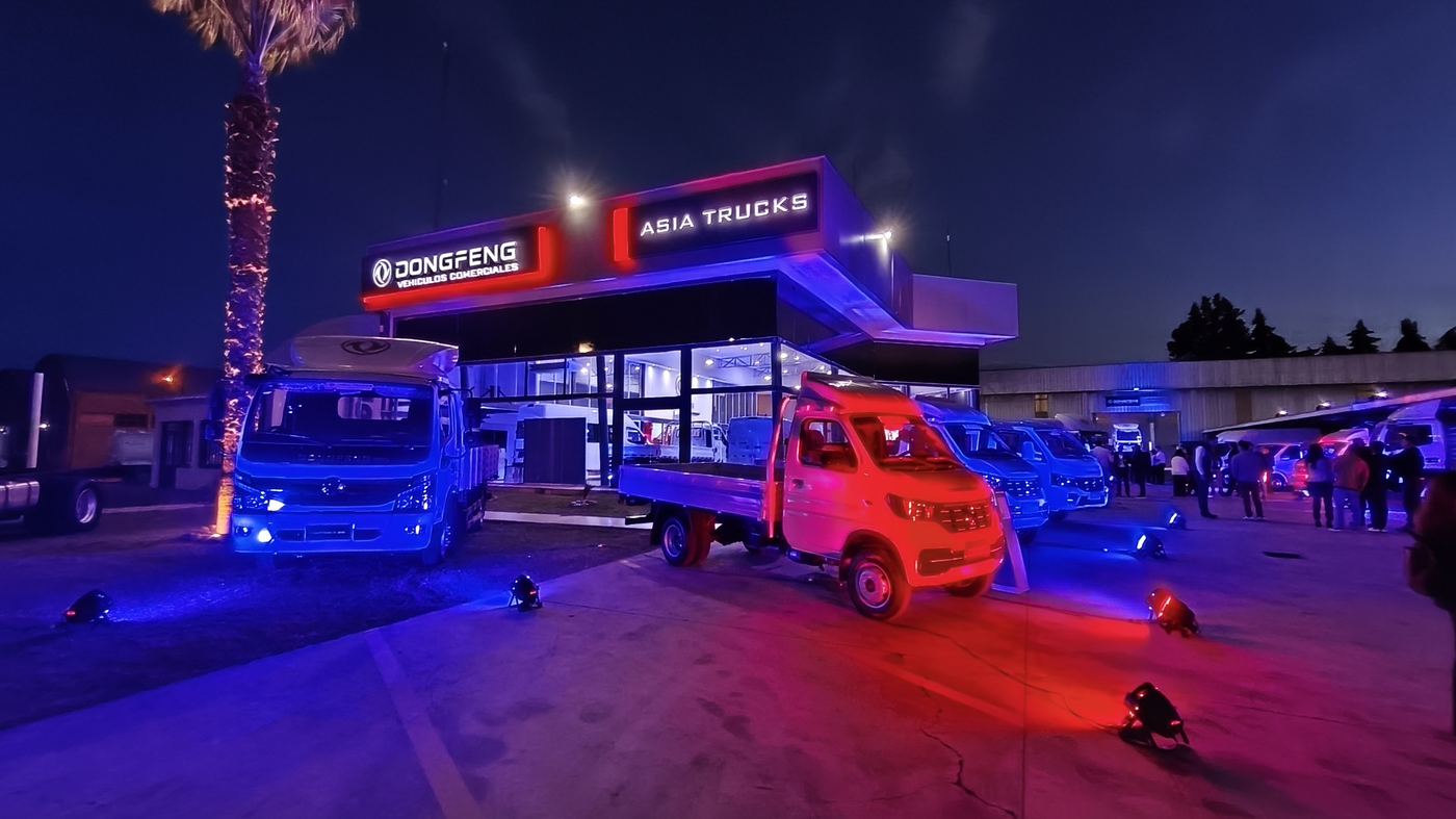 Fachada de un concesionario DONGFENG, la noche de lanzamiento