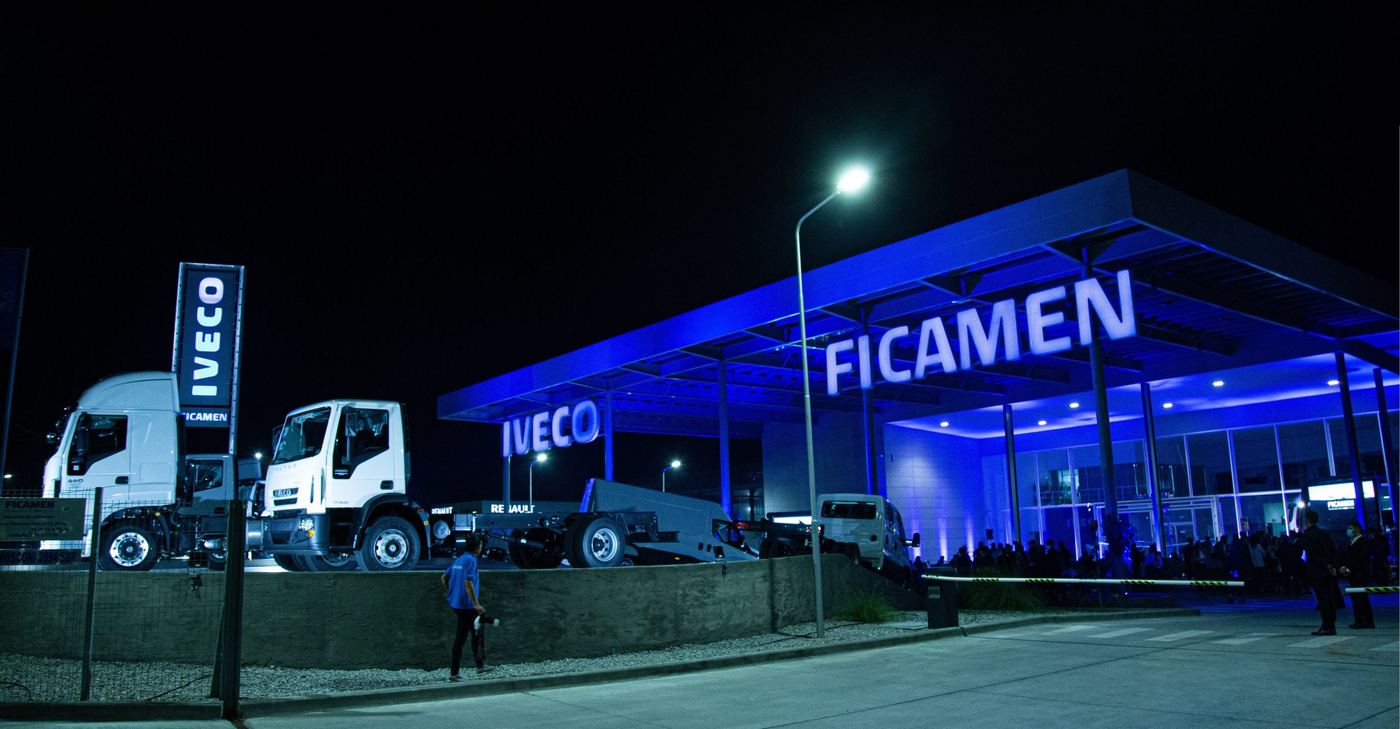 Fachada de un concesionario IVECO, la noche de lanzamiento