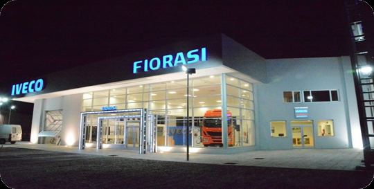 Fachada nocturna de un concesionario IVECO