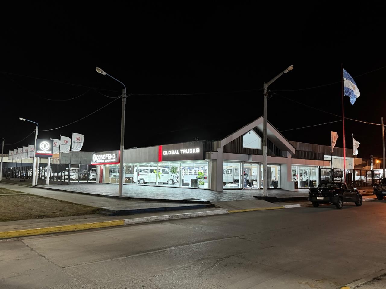 Fachada nocturna de un concesionario DONGFENG