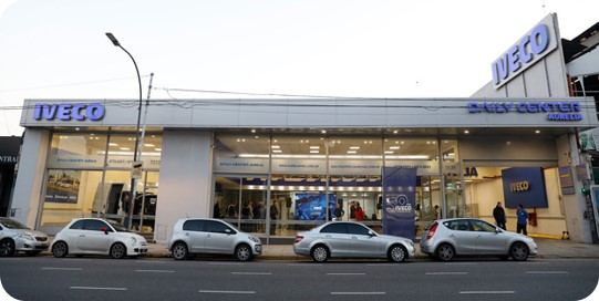 Sucursal IVECO en zona urbana, fachada terminada