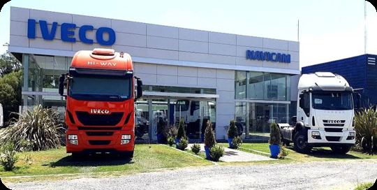 Fachada de un concesionario IVECO, con unidades exhibidas