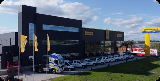 Showroom y patio de máquinas de un concesionario New Holland Agriculture