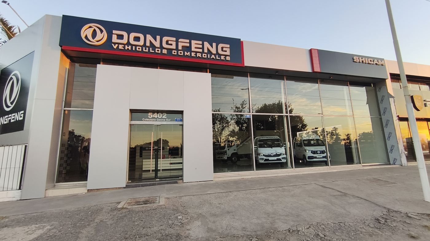 Fachada terminada de un concesionario DONGFENG en Moreno, Buenos Aires