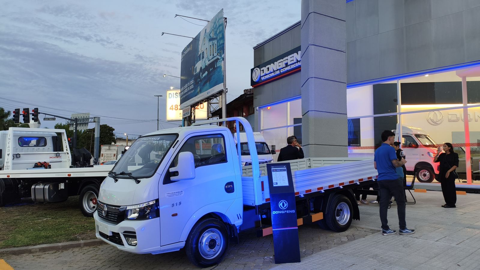 Fachada terminada e iluminada de un concesionario DONGFENG, la noche de su apertura