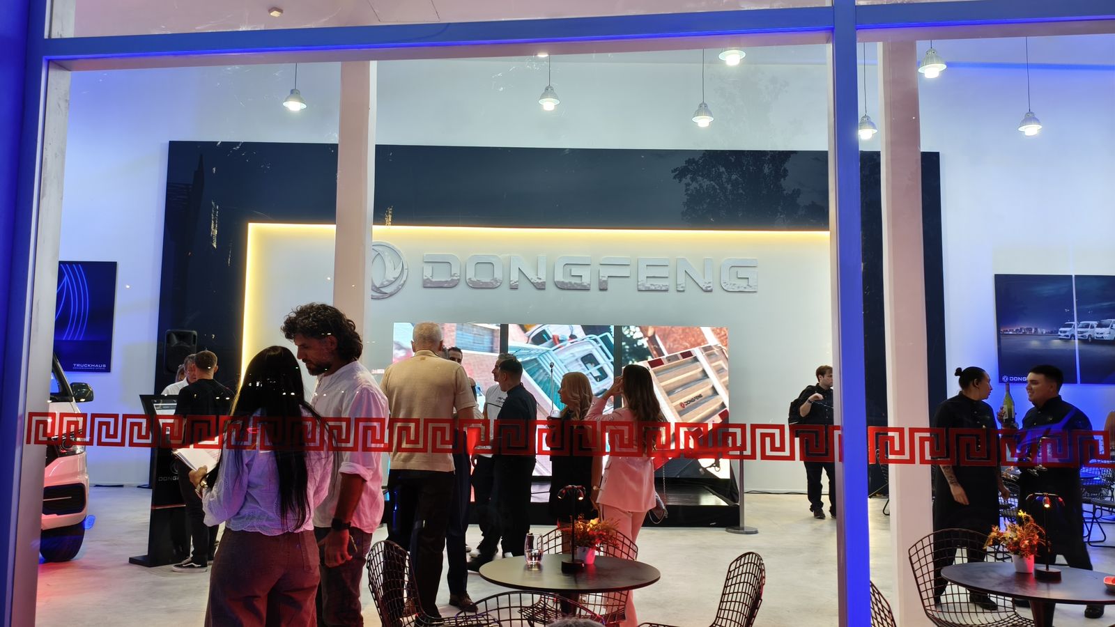 Interior de un showroom DONGFENG con la identidad de marca aplicada